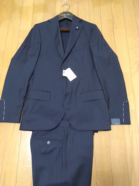 <美品>LARDINI ネイビー ウール スーツ サイズ44 LARDINI ラルディーニ ウール ストライプ ネイビー スーツ JK タグ付