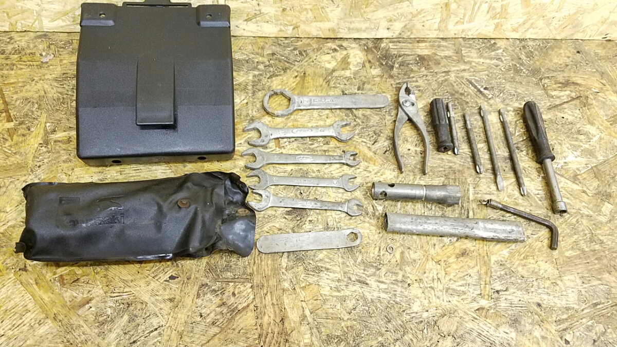 即配可 KAWASAKI GPZ400F純正小物入れ 車載工具 ツールボックス ZX400A-008 検索#Z400FX#Z400GP#ゼファー400#E-42