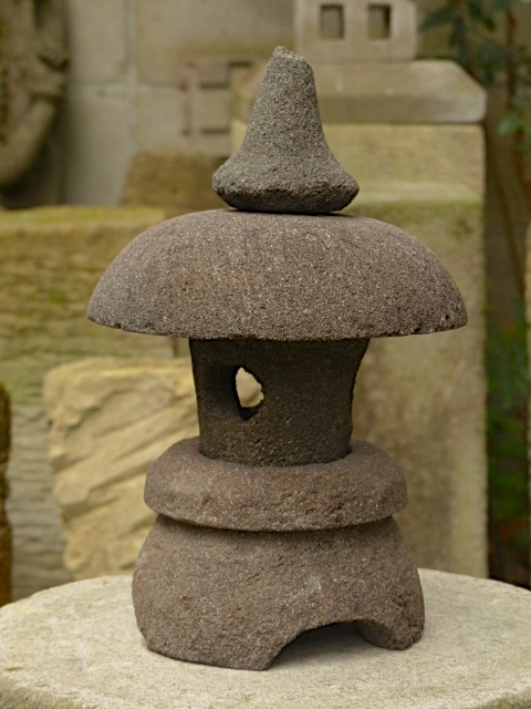 丸傘ミニ石灯篭h31cm／5kg　石灯籠　庭石　坪庭　茶庭　ガーデニング　0923c