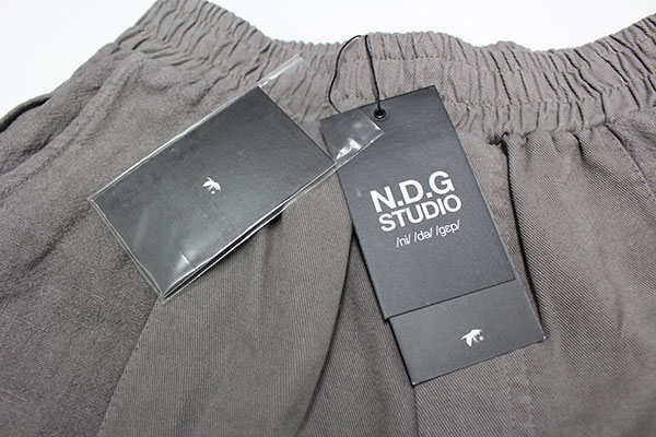 26403●●N.D.G STUDIO ゴムウエストパンツ 裾リブ 縦切り替え 灰 グレー系 未使用品 ★NID DE GUEPES(ニドゲープ)