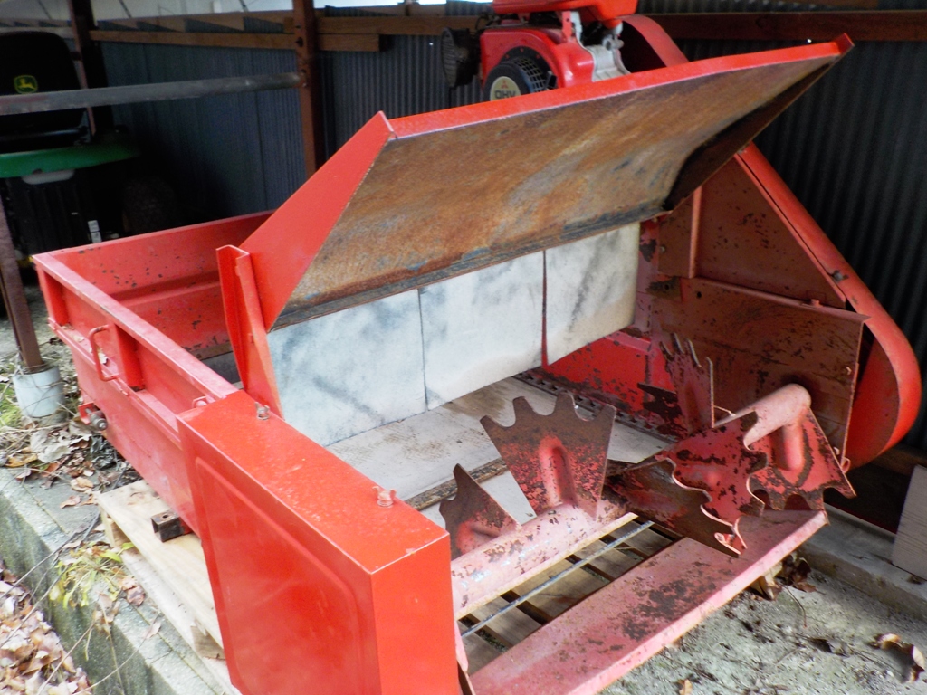 堆肥運搬、散布用搭載マニアスプレッダ中古品 運搬車搭載型　堆肥散布機　マニアスプレッダー 6psエンジン付 発送/輸送可!