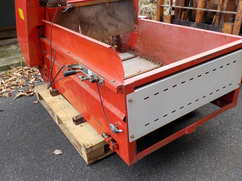 堆肥運搬、散布用搭載マニアスプレッダ中古品 運搬車搭載型　堆肥散布機　マニアスプレッダー 6psエンジン付 発送/輸送可!