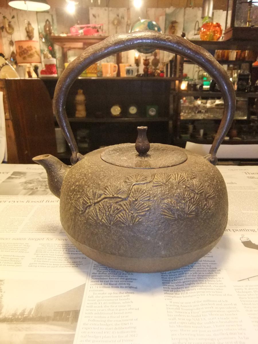 鉄瓶 葉文様 身在銘 龍文堂造（銅蓋）時代鉄瓶 龍文堂造