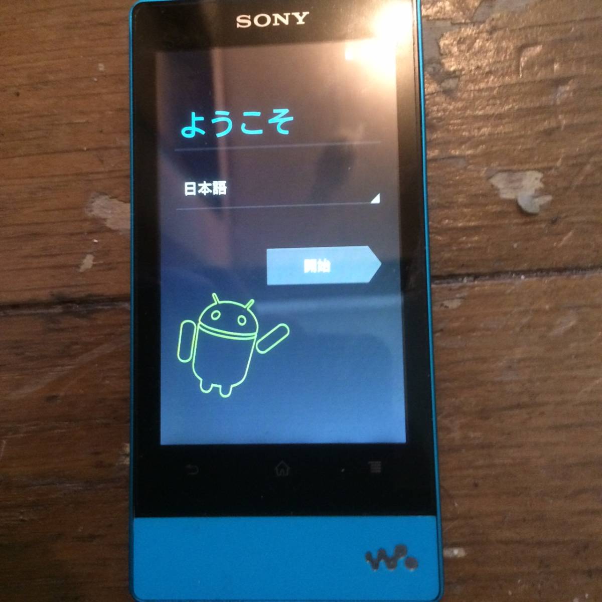 ♪♪NW-F806。色はブルー。32GB。動作保証品。♪♪イアフォン他USBケーブルのおまけあり。バッテリー自信あり。。完動品。よろしく。♪♪