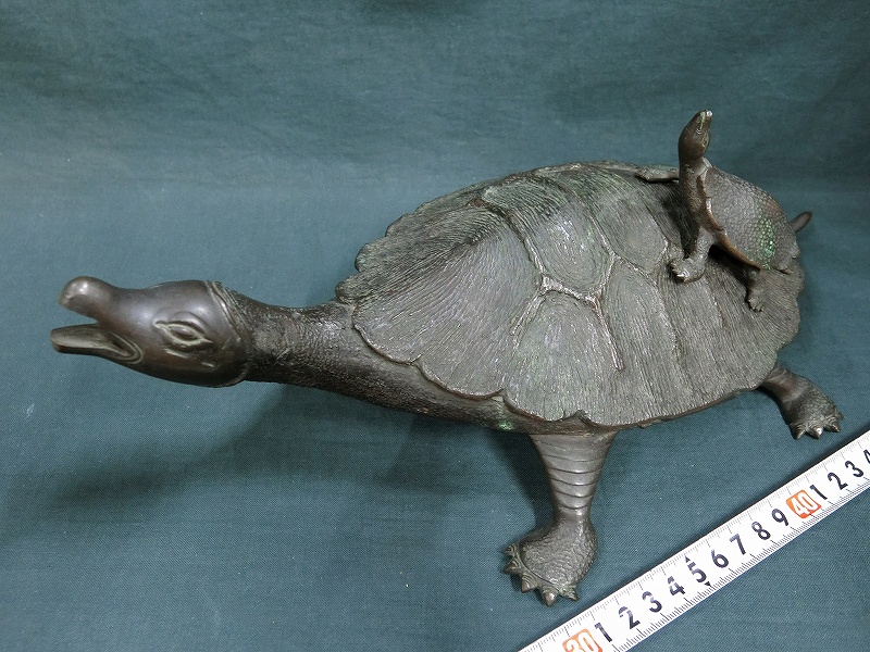 A01033 九嶋金重款 鋳銅 亀親子 床置 置物 2.5kg 百貨店の販売 【公式