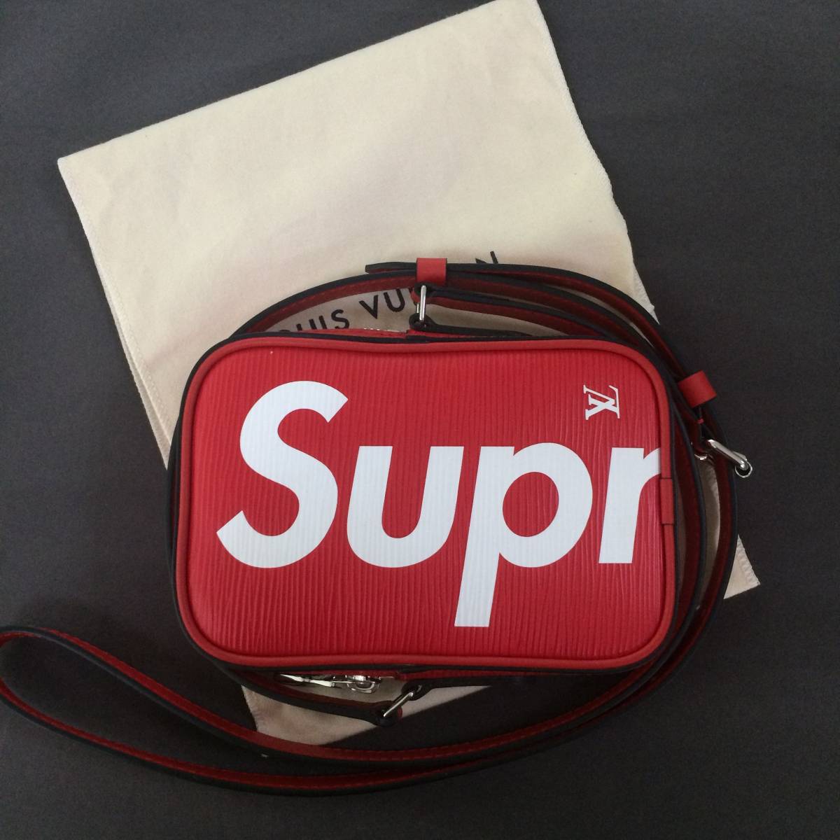 人気の商品 ルイ・ヴィトンLOUIS VUITTON Supreme レッド エピ 