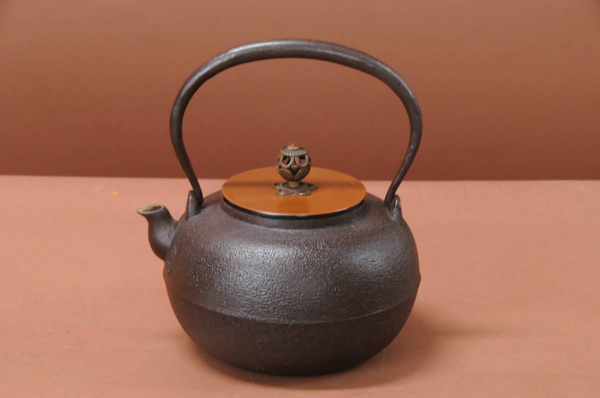 佐藤清光 釜師 茶道具 鉄瓶 共箱 葛谷山水紋平丸形鉄瓶 1737g 湯