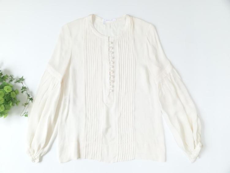 美品　【デレクラム　10　クロスビー】　2　アイボリー　シルクブラウス　タック　長袖　クリーニングタグあり