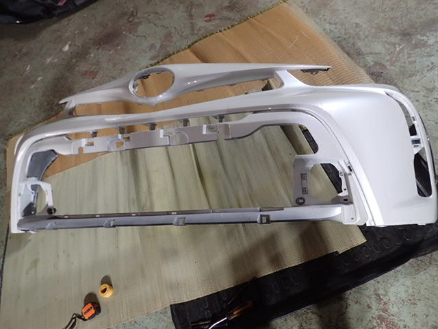 プリウスα ZVW40 後期 フロントバンパー 純正オプション? 左右 モール プロテクター パールホワイト 070 52119-47650 