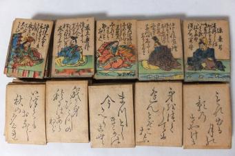百人一首の古いカルタが読札と絵札のセットでマウントされています 古い百人一首 木版画 彩色 かるた カルタ 歌留多