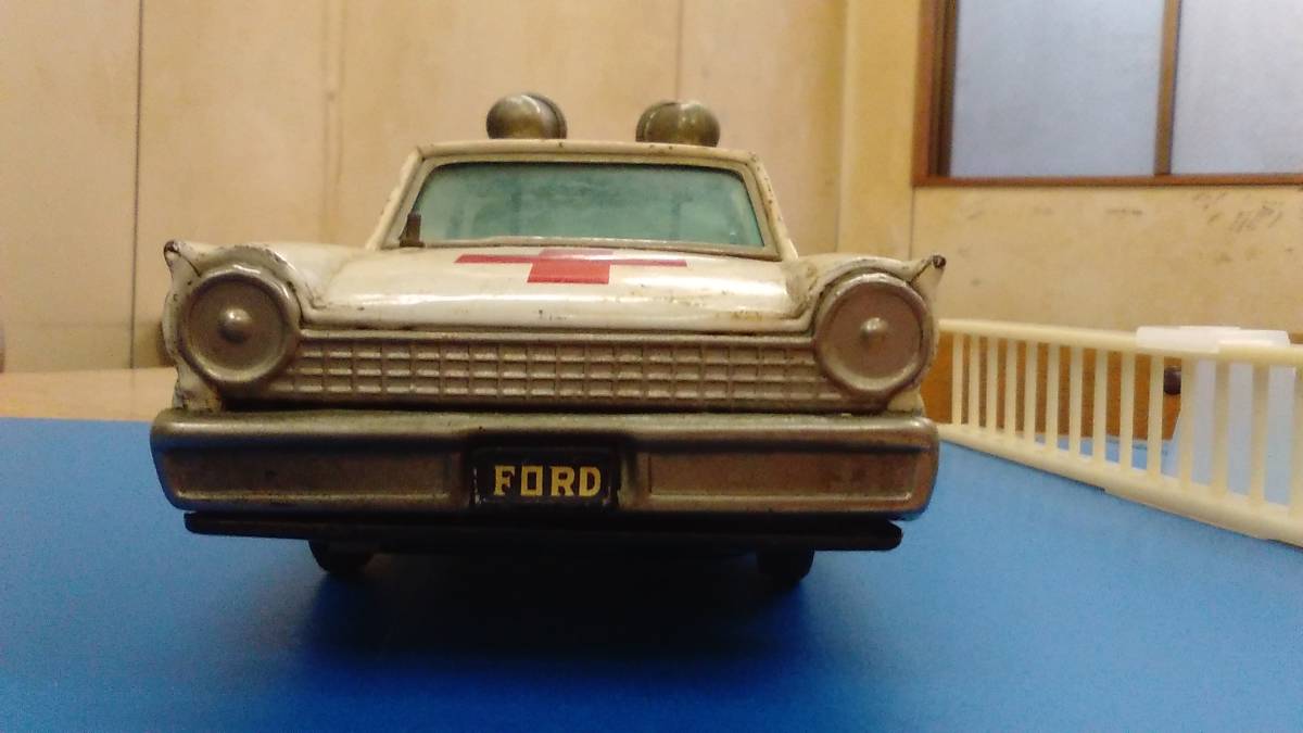 ブリキ FORD 救急車 【公式通販】
