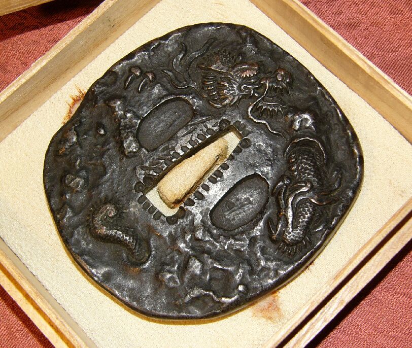74） 砂潜り龍図 厚手 鍔 明治時代の輸出用鍔 【公式通販】