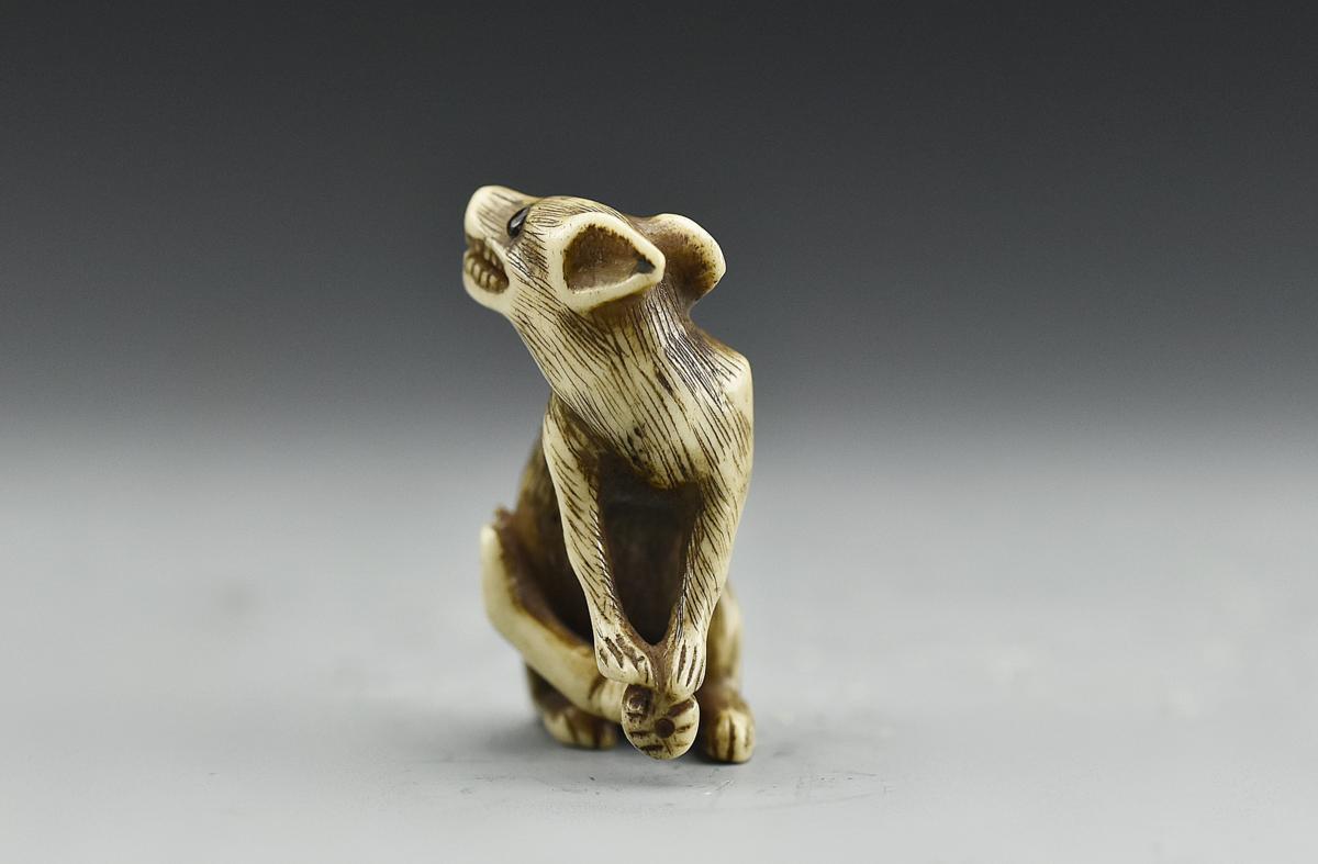 MT0436 狩狼彫鹿角根付・動物根付 3.9*3.1cm 11g ◇日本古美術骨董印籠