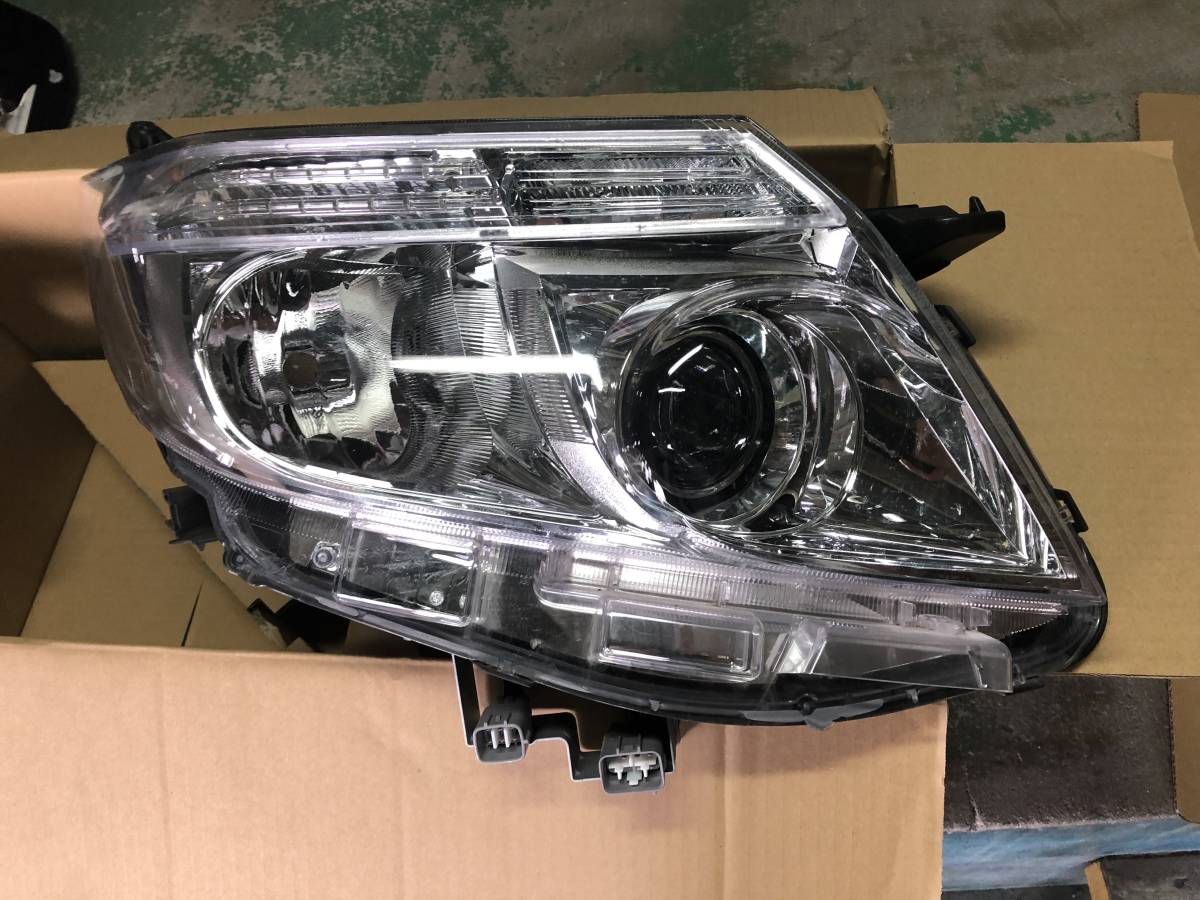トヨタ純正 ZRR80 ノア ヘッドランプユニット右 ICHIKOH 28-227 中古