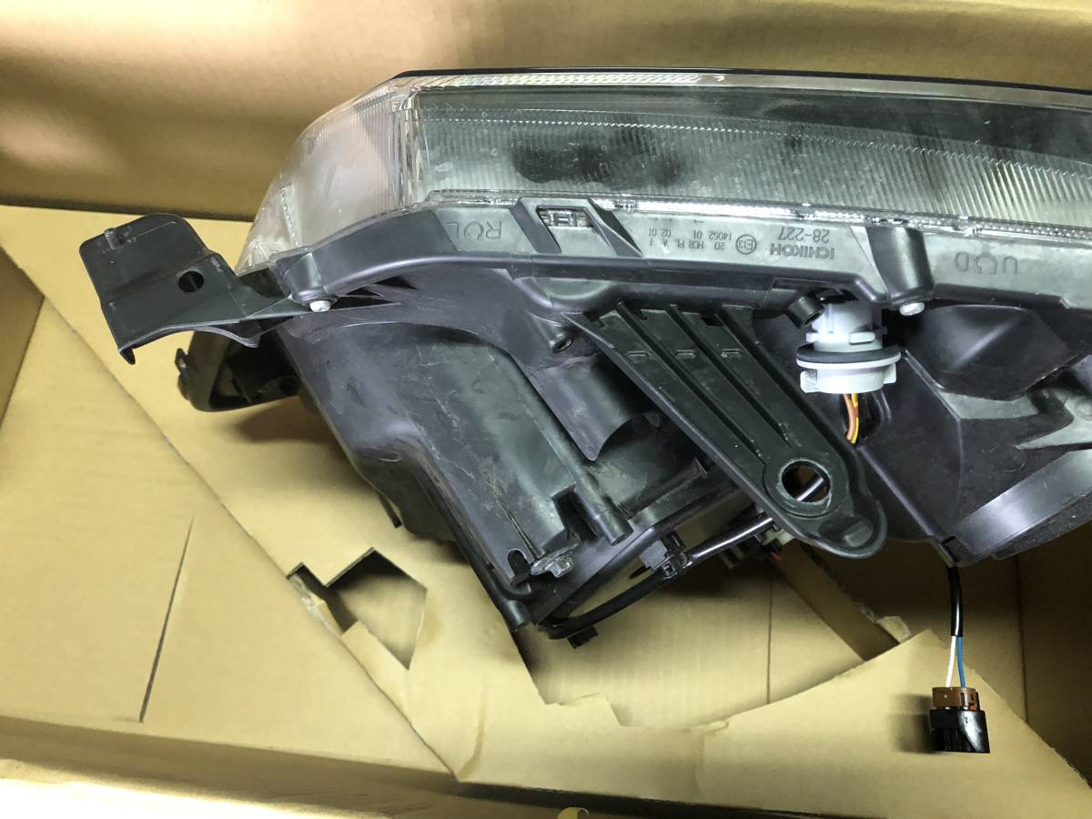 TOYOTA ノア80系純正 ヘッドランプユニット 81130-28D01 TOYOTA ノア80系純正 ヘッドランプユニット 81130-28D01