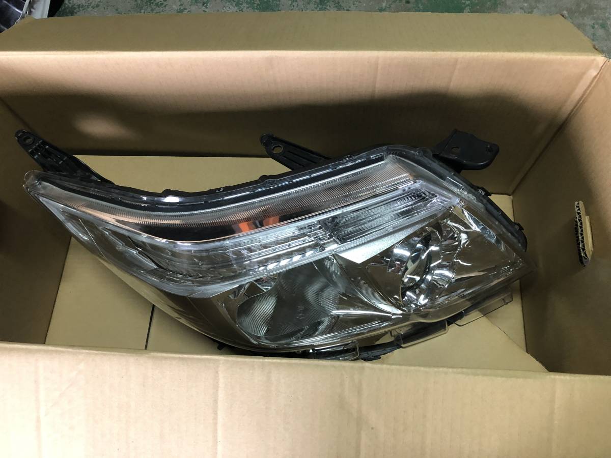 トヨタ純正 ZRR80 ノア ヘッドランプユニット右 ICHIKOH 28-227 中古