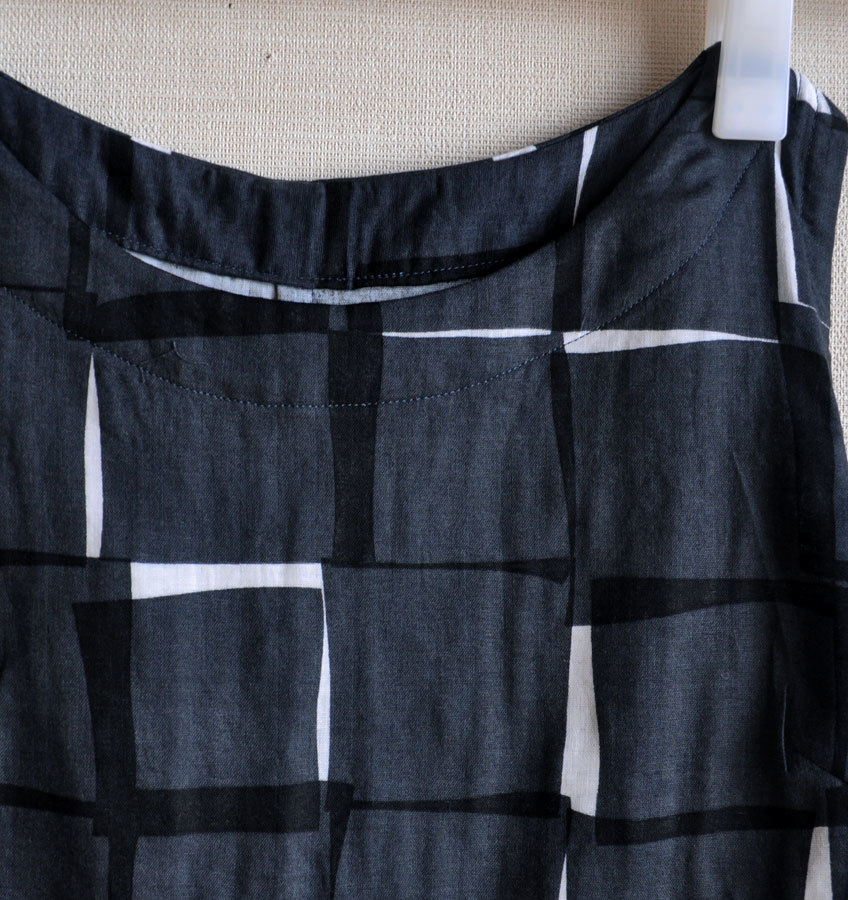 earth_eco_loco レディース ブラウス シャツ ノーカラー 24SS0604R, 綿ダブルガーゼ/濃いグレーの大きな四角/ラフなノースリーブブラウス/М