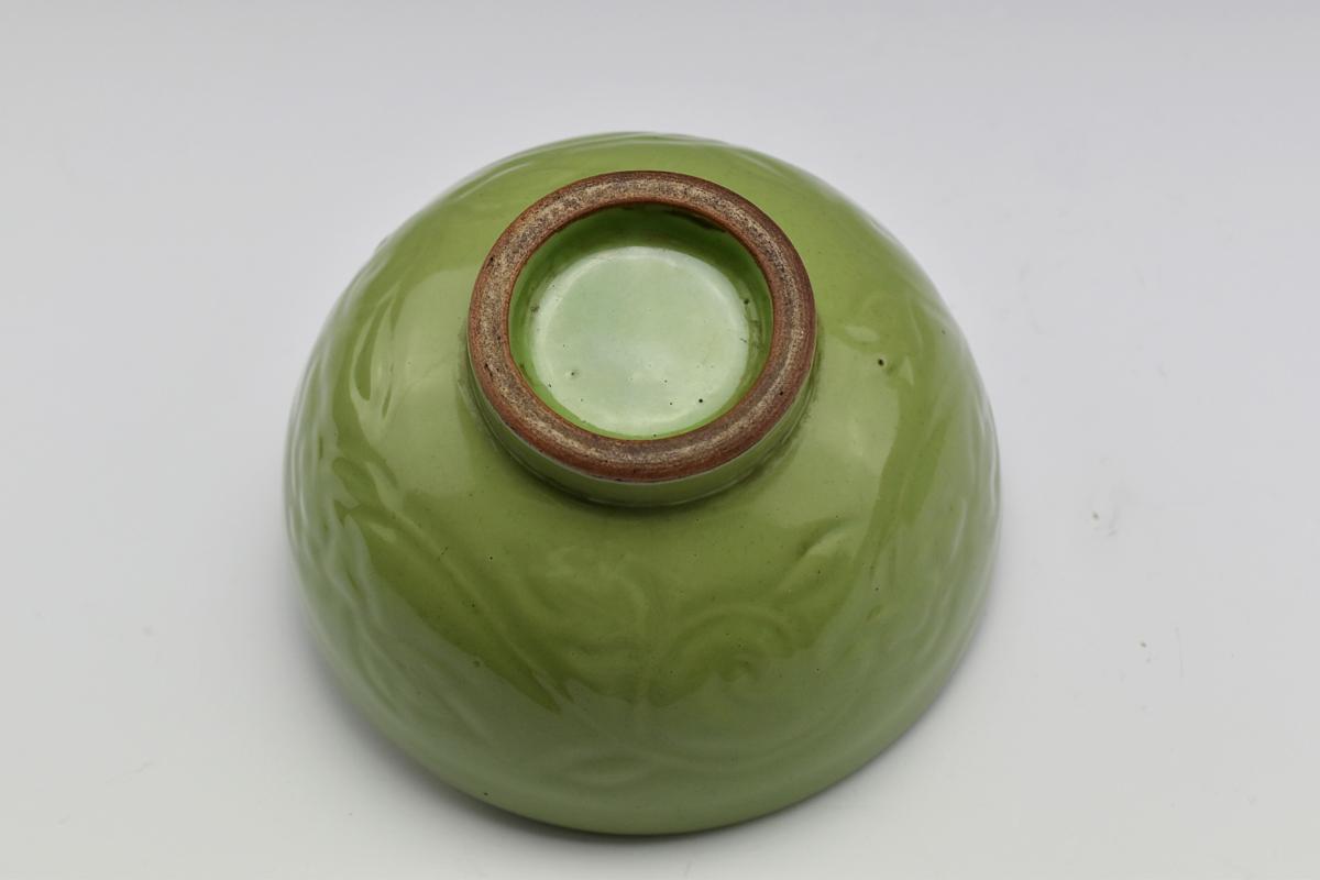 MT807157 清代緑釉刻花紋碗・桐箱付属 口径15.3cm 高7.9cm ◇中国古玩