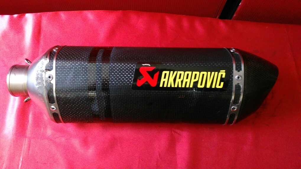 M　中古　AKRAPOVIC（アクラポビッチ）サイレンサー　傷ありＪＡＮＫ品として　差し込み内径52mm　8R11