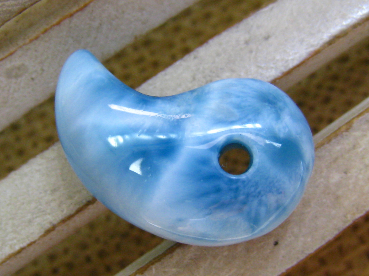 1106n373 天然宝石★【30Aラリマー】★ 勾玉ペンダント 25x15.5mm