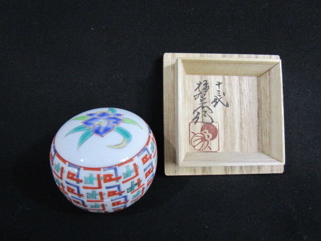  繊細 緻密な色絵 濁手 露草 香合 十三代酒井田柿右衛門 本人作保証(柿右衛門様式)｜売買されたオークション情報、yahooの商品情報をアーカイブ公開 - オークファン 伊万里、有田