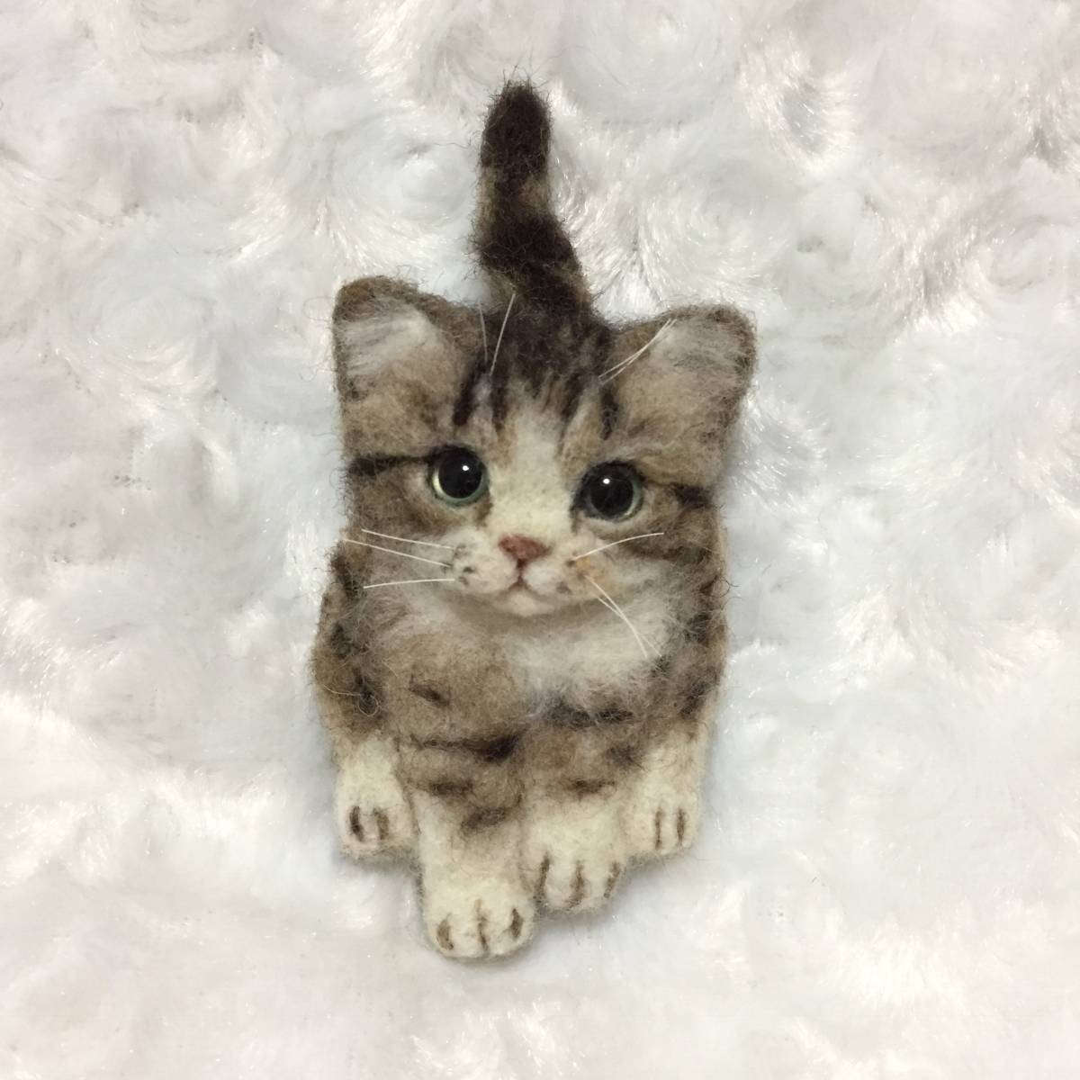 羊毛フェルト 猫 ＊ chico＊ クリスマス キジ白 | リースにぶら～ん 