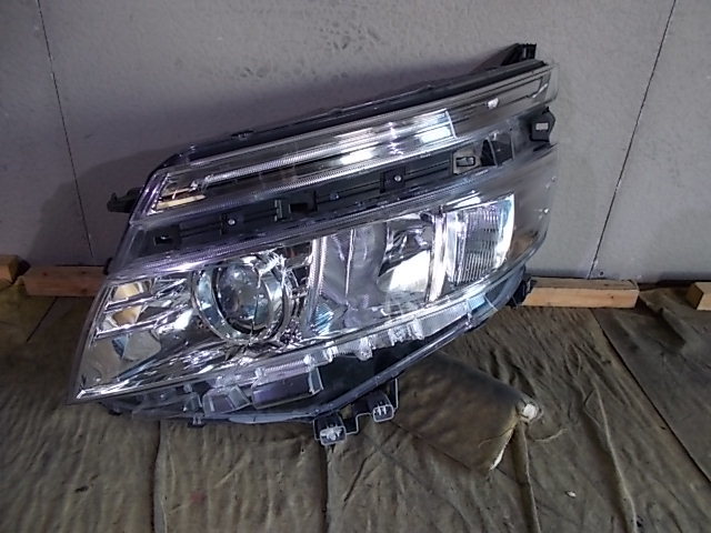 15233◇ZRR80 ヴォクシー 左ヘッドライト ICHIKOH 28-229 LED