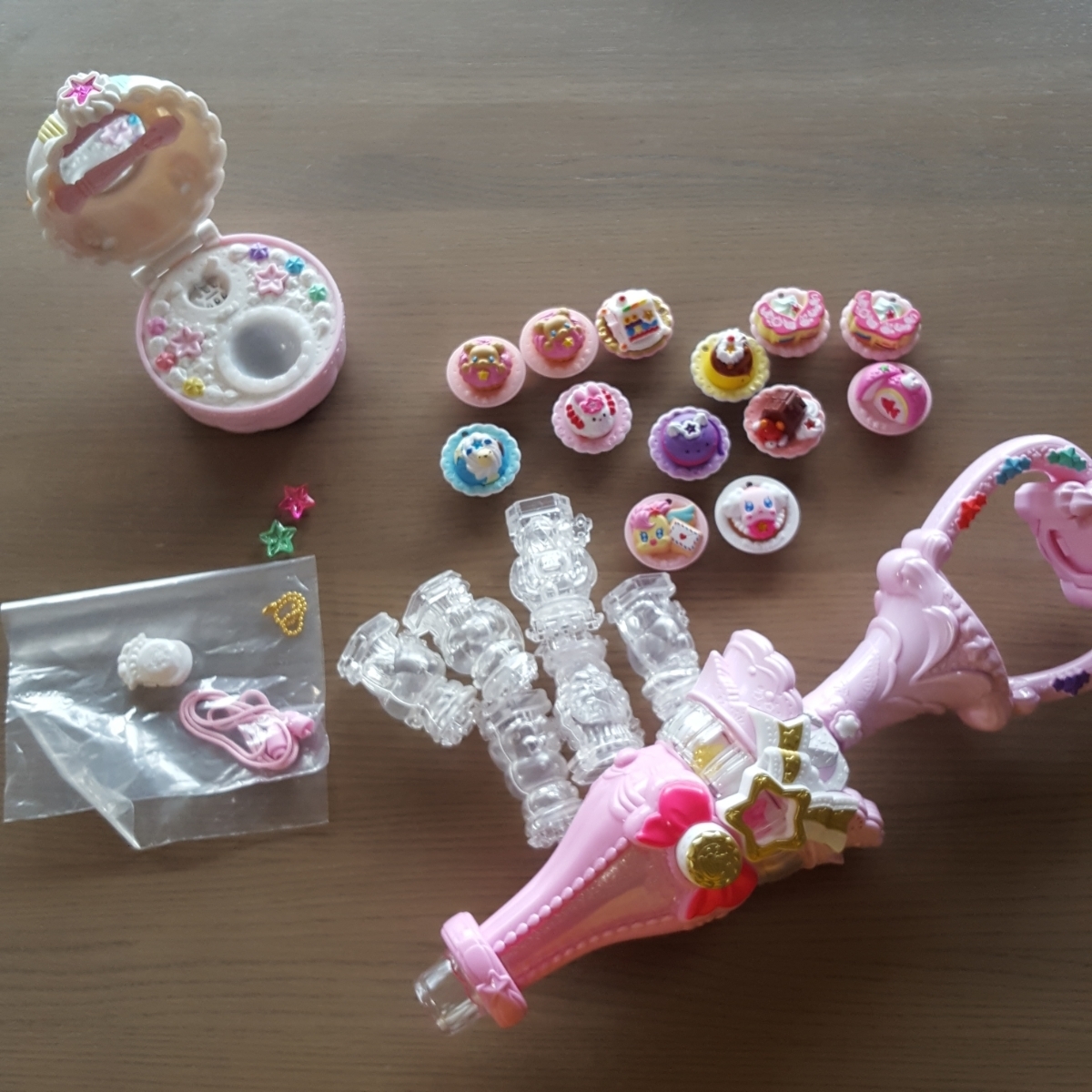キラキラ　プリキュアアラモード　おもちゃ　セット　スイーツパクト　キラキラルクリーマー　アニマルスイーツ