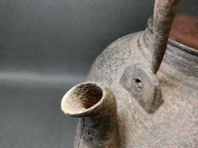 高岡鉄瓶 龍文堂写 【近】時代鉄瓶①龍文堂造 扇丸窓鷹