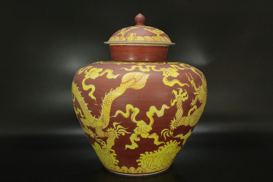 銀閣】中国美術 紅地黄雲龍紋 蓋罐旧家蔵出(Z747) 骨董陶磁器一般 陶芸