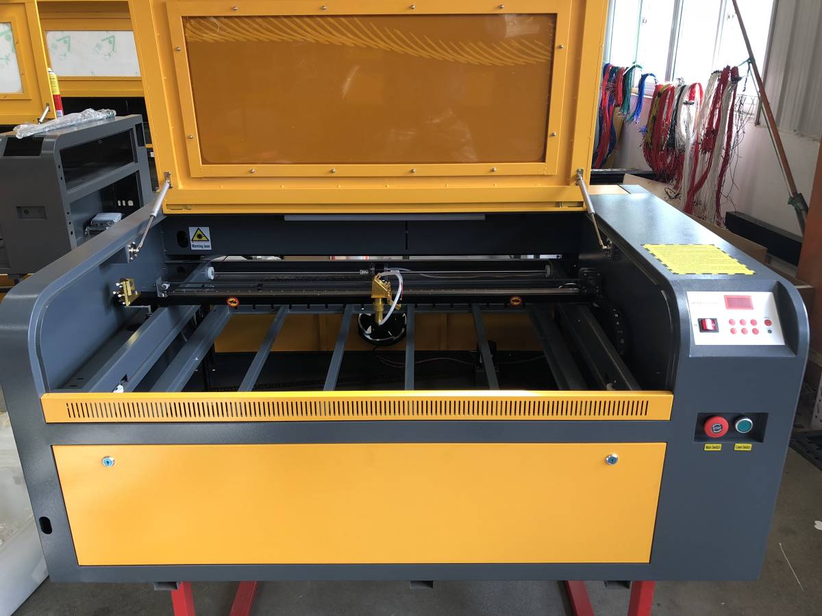 極厚アクリル瞬間カット!業務用大型レーザー切断機 加工面900㎜×600㎜ 最大出力100W 電動昇降付 付属品フルセット 横幅1000mmも加工可能