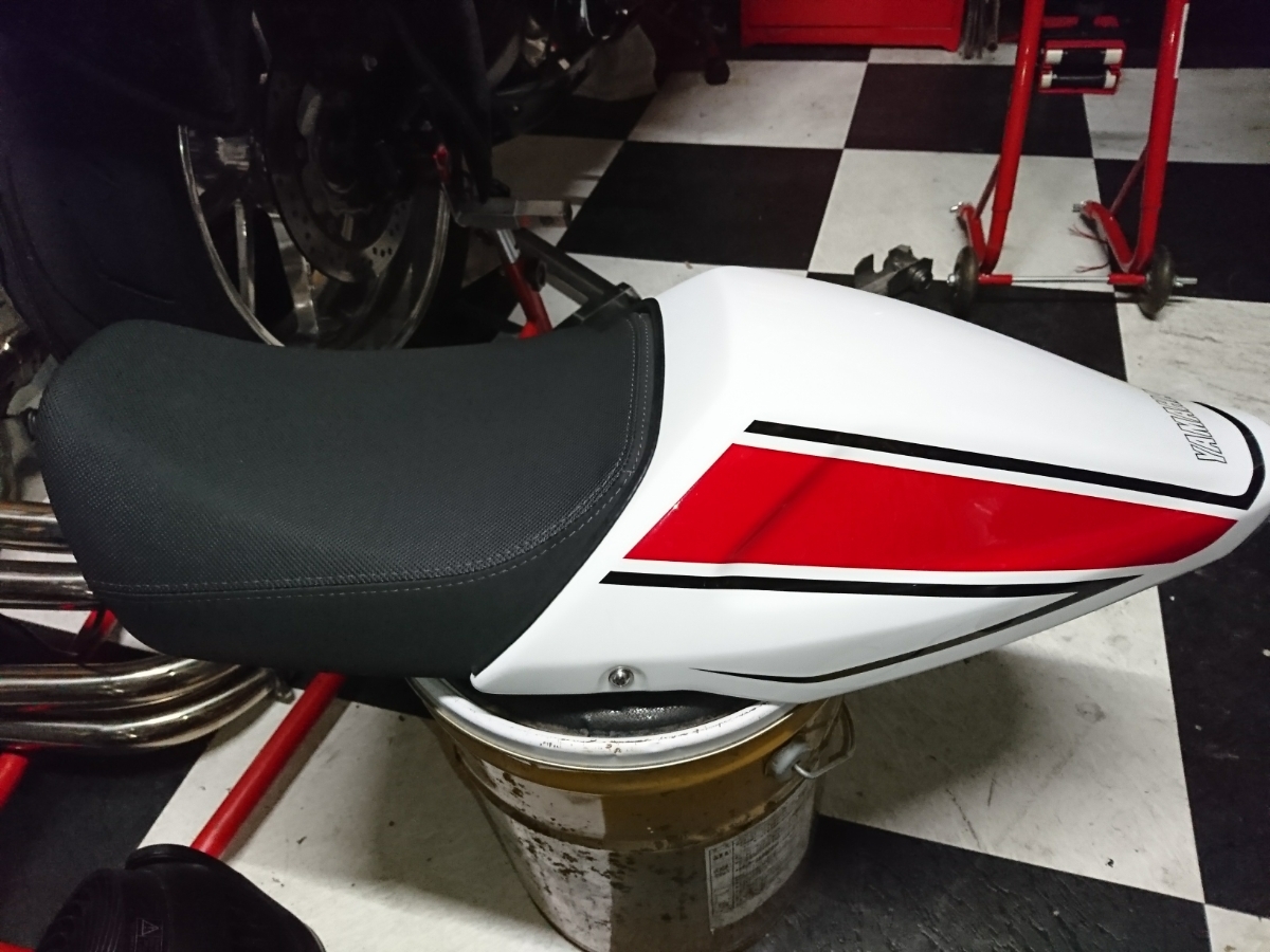 XSR900 ファニーズカスタムサービスさんのシングルシートカウルと純正 