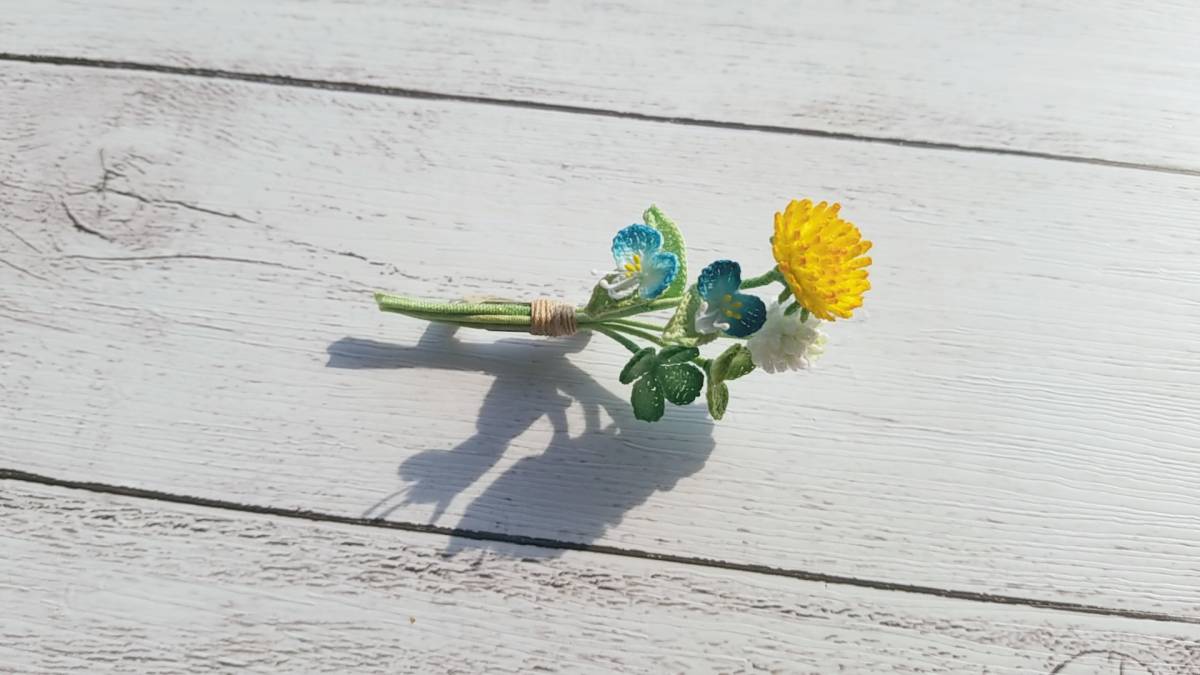 小さな花のコサージュ 金属糸レース アクセサリー/K401 野に咲く小さな花 ハンドメイド レース編み ブローチ コサージュ