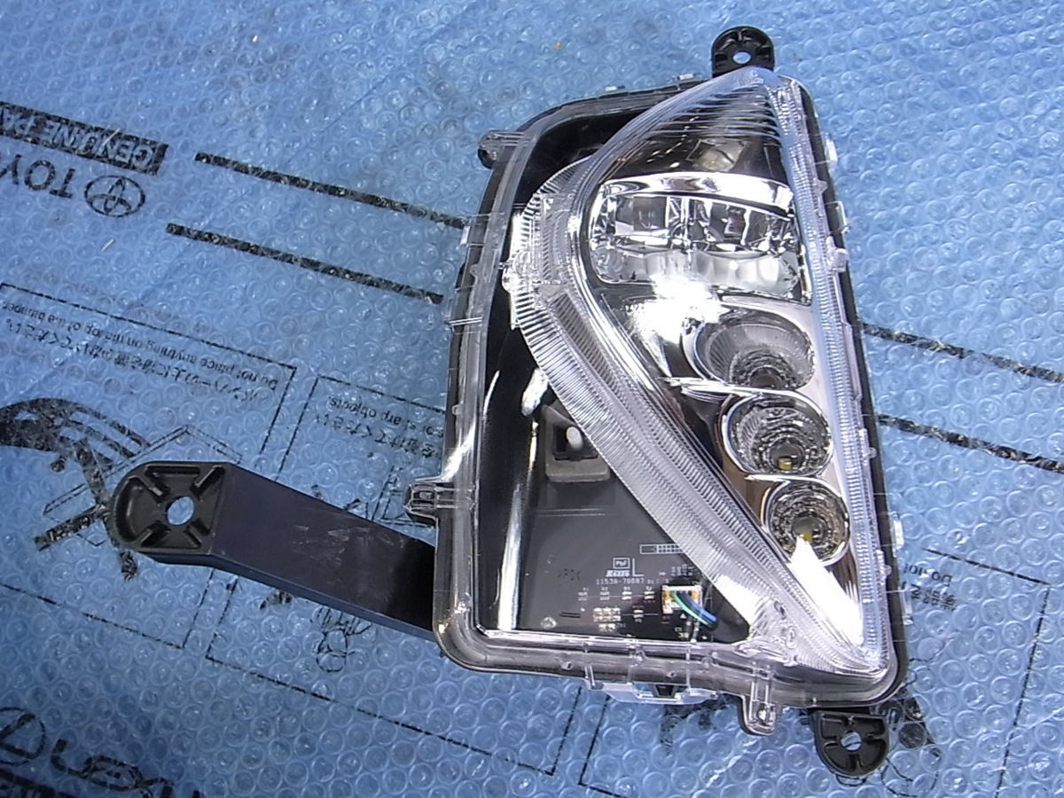 美品 50系 プリウス 前期 ZVW50 / ZVW51 / ZVW55　純正 LED フォクランプ 左側 KOITO 47-83