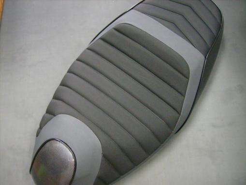 アクシスZ125 3㎝ローダウンシート N-1 P.BLK カーボン柄 DCR製