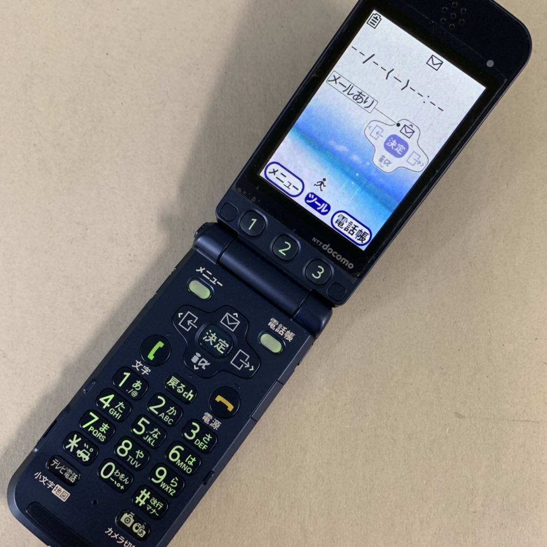 美品 docomo ドコモ らくらくホンV F884iES ロイヤルブルー /判定〇 初期化済み 携帯電話本体 ガラケー ドコモケータイ