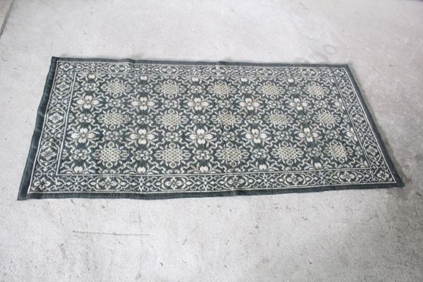 TB526段通 花柄模様の横長ラグ 174.5×84.5cm 紺色◇カーペット/マット