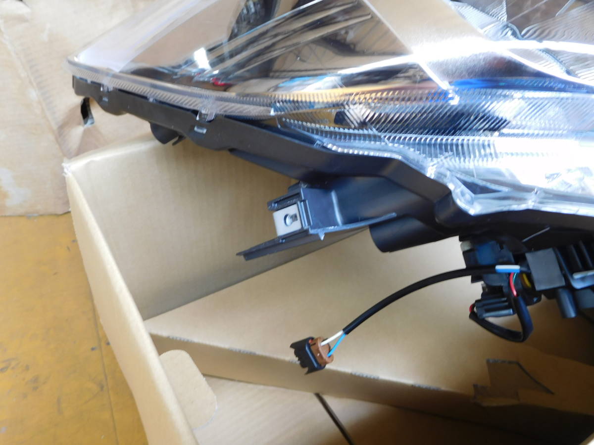 80 ノア 純正LEDヘッドライト右 取り付け部破損なし 【公式通販】