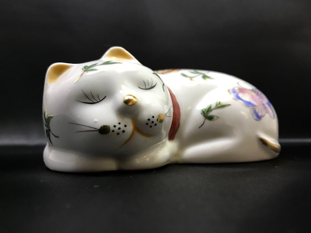 伊万里 眠り猫 花紋 14.6cm /検索 縁起物 焼き物 陶器 磁器 猫 置物