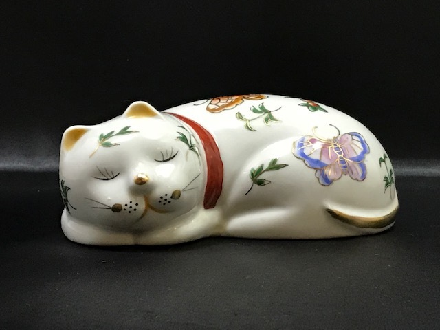伊万里 眠り猫 花紋 14.6cm /検索 縁起物 焼き物 陶器 磁器 猫 置物