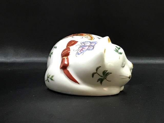 伊万里 眠り猫 花紋 14.6cm /検索 縁起物 焼き物 陶器 磁器 猫 置物