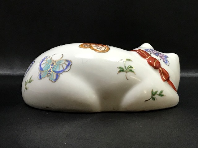 伊万里 眠り猫 花紋 14.6cm /検索 縁起物 焼き物 陶器 磁器 猫 置物