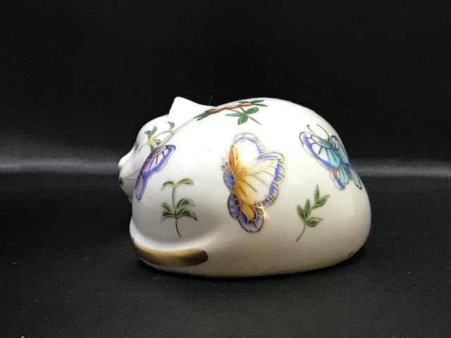 伊万里 眠り猫 花紋 14.6cm /検索 縁起物 焼き物 陶器 磁器 猫 置物