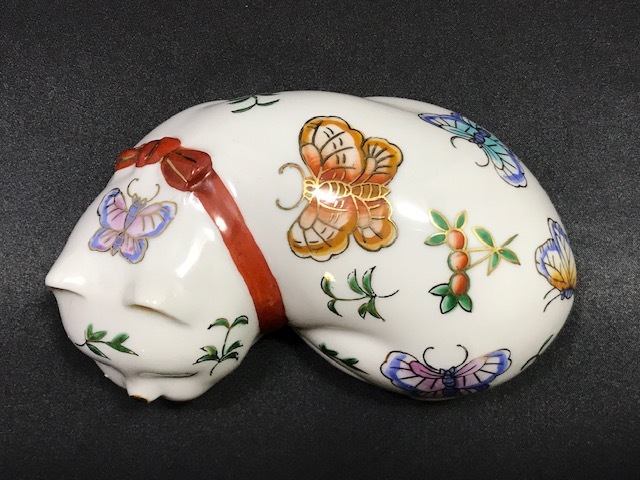 伊万里 眠り猫 花紋 14.6cm /検索 縁起物 焼き物 陶器 磁器 猫 置物