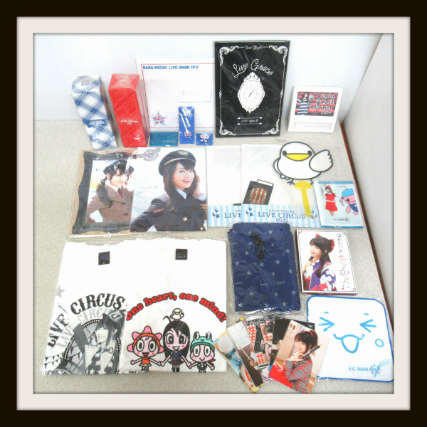 水樹奈々グッズセット マグボトル Tシャツ ポストカード かるた ポンチョ パンフ等 タレントグッズ 売買されたオークション情報 Yahooの商品情報をアーカイブ公開 オークファン Aucfan Com