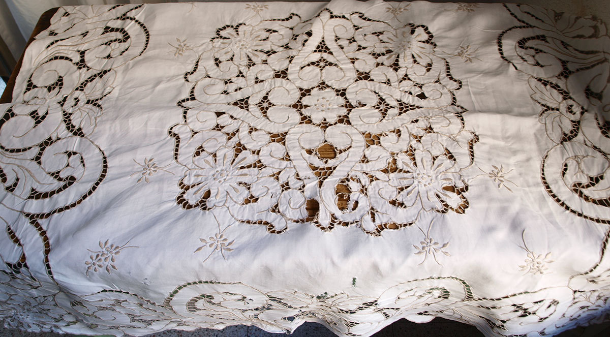 豪華な総カットワーク刺繍 テーブルクロス 105cm×105cm リシュリュー