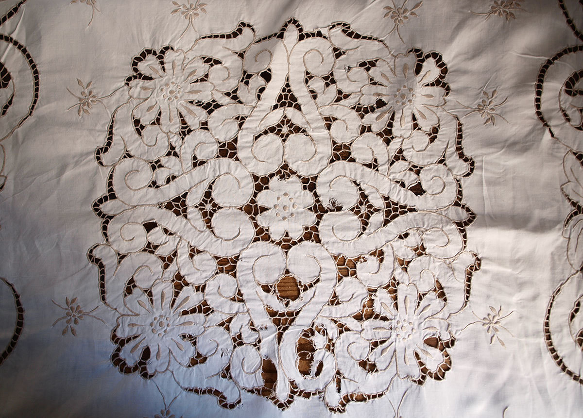 豪華な総カットワーク刺繍 テーブルクロス 105cm×105cm リシュリュー