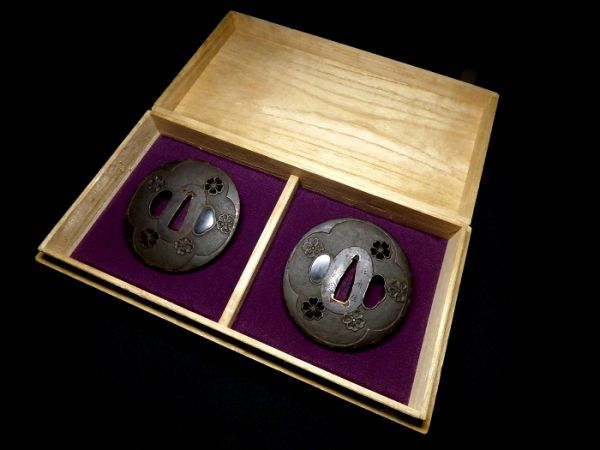 -江府住(鍔、刀装具)の中古品 2026年最新Yahoo!オークション | 刀部 鉄地 儀平屋の日本刀・刀剣ギャラリー展 東洲斎写楽「二世小佐川常世の竹村定之進妻桜木」浮世絵木版画 日本刀・刀剣総合専門店『儀 かたなべ – 桜透図鍔｜現代物金具の販売 桜馬図鍔 玉桜図 T-022-MIR3 収蔵品詳細 広瀬花隠