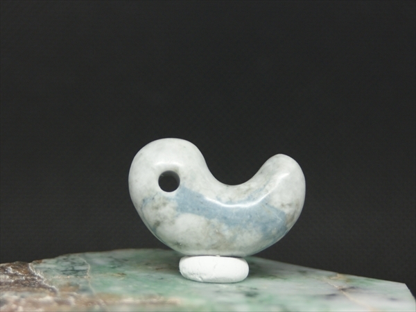 糸魚川翡翠 勾玉 青翡翠 糸魚川 Itoigawa Blue 糸魚川産硬玉翡翠 プレミアム・入コン沢・静寂の青・艶美麗（プレミアム青色 青 28mm勾玉 ディレクトリカード付 希少色 9.9 プレミアム・入コン沢・まろやかな青・艶美麗（プレミアム青色 大所産 価格.com