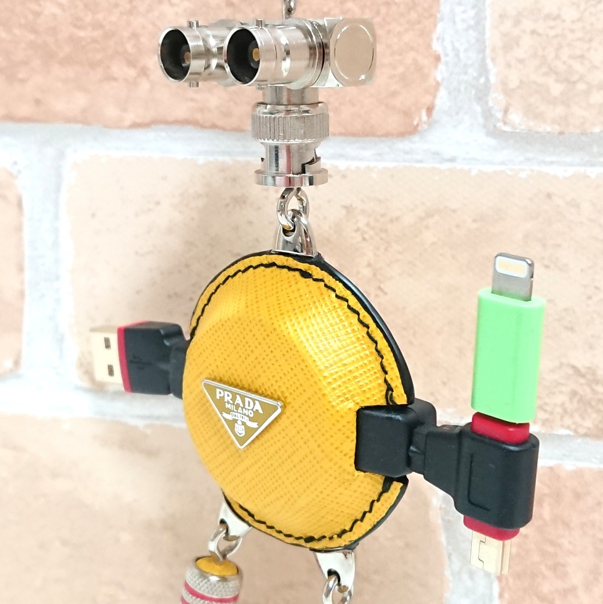 ☆極美品 激レア プラダ PRADA ロボットキーホルダー 三角タグ バッグ